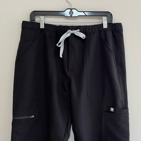 FIGS Men's Cairo Cargo Scrub Pants in Black, Large/Short - Picture 5 of 10